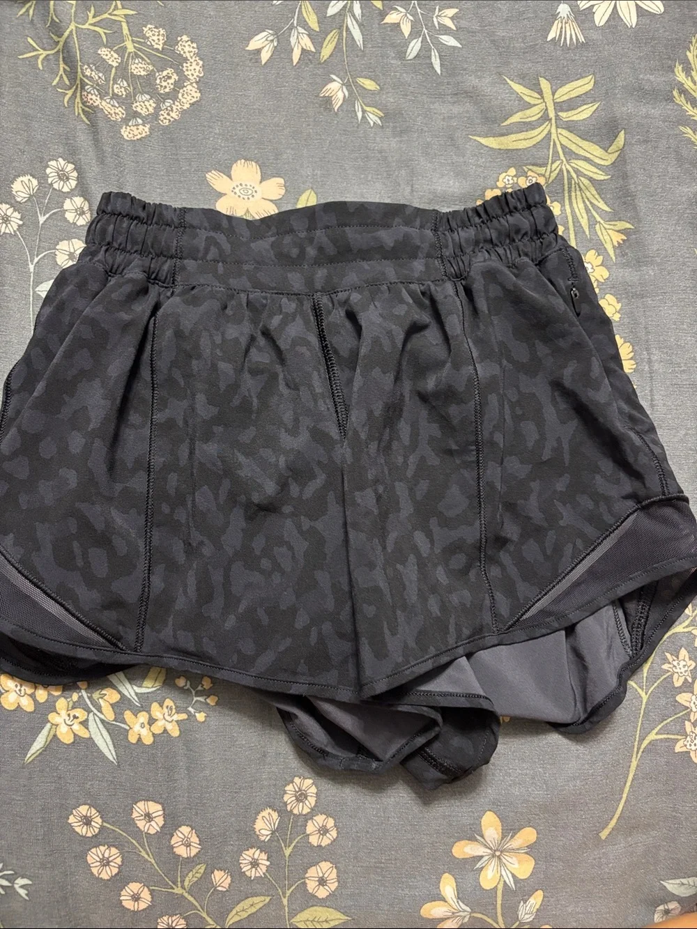 Lululemon Hotty Hot Low Rise Lined 2.5” Shorts in Black Camo Size 2 Tall